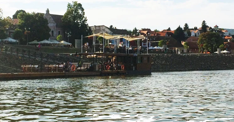 Riverside Szentendre, többfunkciós úszómű a Duna partján