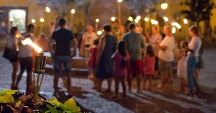 Fáklyás idegenvezetés 2025. Ismerje meg az éjszakai belvárost Székesfehérváron