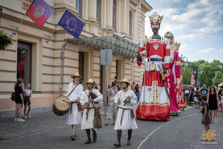 Királyok a Belvárosban Székesfehérvár. Óriásbábok és koncertek az Országzászló téren