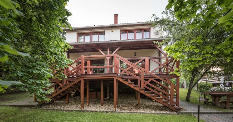 Vörösfenyő Apartmanház Salgóbánya