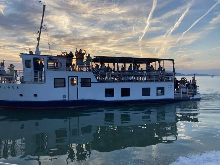 Sétahajó kirándulás Balatonfenyvesről Szigligetre a Szent Benedek Sétahajóval