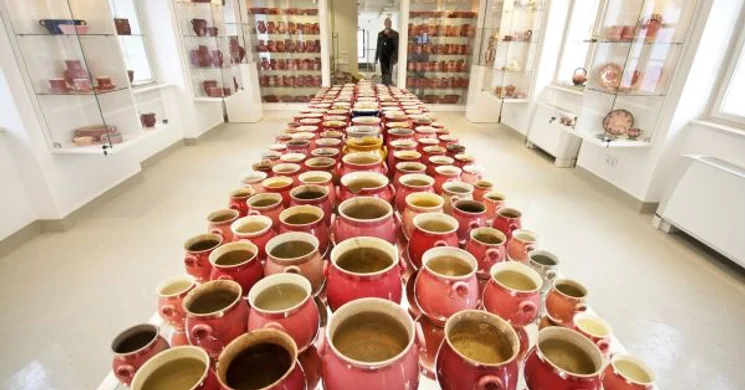 Rózsaszín Zsolnay Kiállítás Pécsen a Zsolnay Negyedben