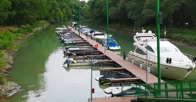Dunai Gyöngy Yachtkikötő és Bárka Vendéglő