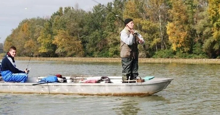 Amur horgászat ősszel a Tisza-tónál, szállással a tóparti Balneum Hotelben