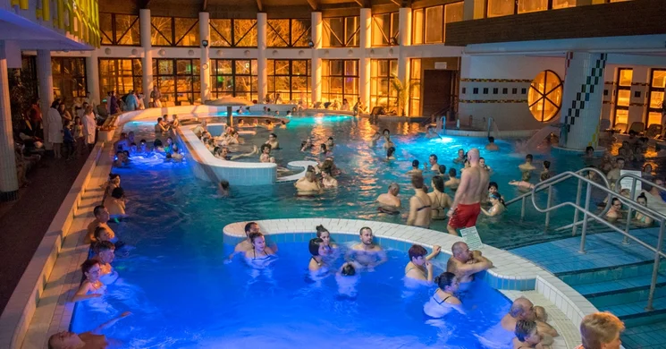 Éjszakai fürdőzés Zalakaros