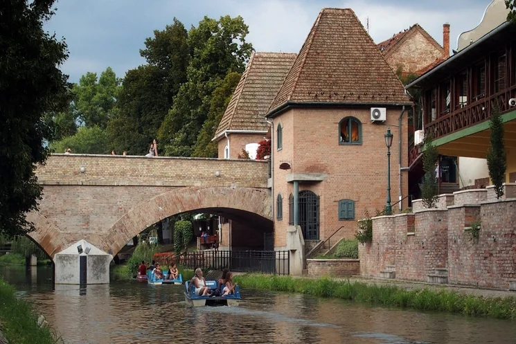 Gyula nevezetességei, gyulai városnéző pihenés teljes ellátással a Wellness Hotel Gyula szállodában